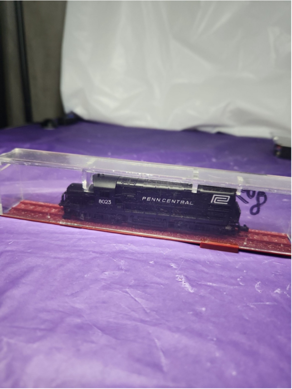 HO Scale Penn Central Diesel Locomotive 8023 Train Engine w/ Case